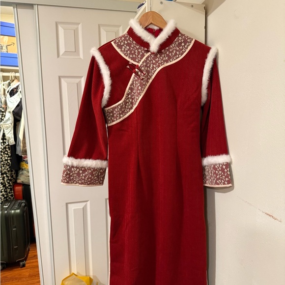 Elegant Red Velvet Dress with White Trim - Picture 6 of 8